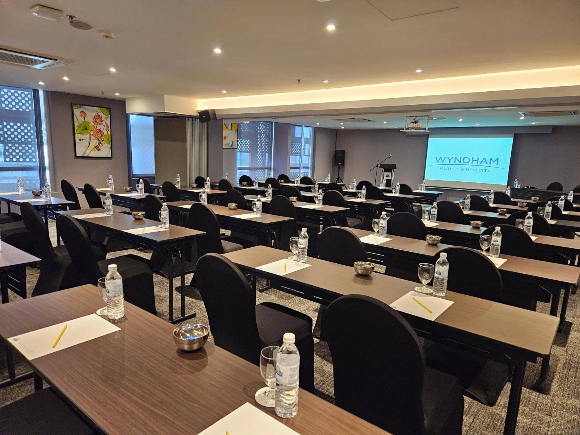 Days Hotel & Suites By Wyndham Kl - Chan Sow Lin Mrt Or Lrt, Kuala Lumpur